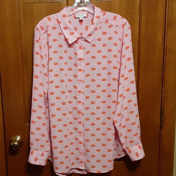 On-34th Pink Lips Button Down Blouse - Picture 1 of 4